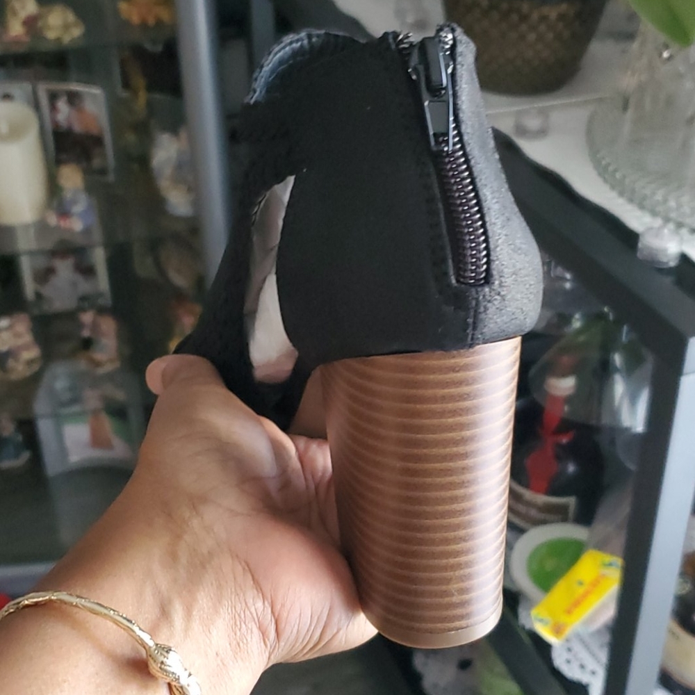 Shoes - Picture 4 of 4